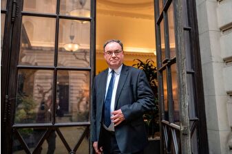 İngiltere Merkez Bankası Başkanı'ndan enflasyon ve risk uyarısı