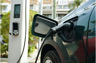 Motorlu araç satışları düşerken, elektrikliyle hibritler vites yükseltiyor