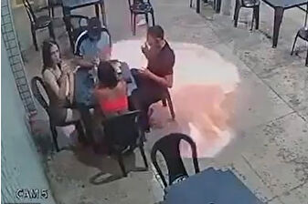 Brezilya’da benzin istasyonunda sigara kıvılcımı büyük yangına yol açtı, adam ve arkadaşları ölümden son anda kurtuldu