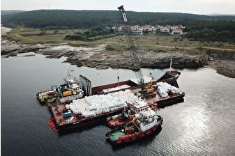 Kocaeli'de karaya oturan gemideki yükün tahliye çalışmalarına başlandı