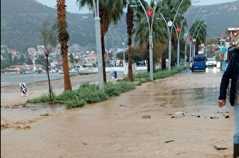 İzmir'de şiddetli sağanak yağış etkili oldu; bazı caddeler ve sokaklar göle döndü