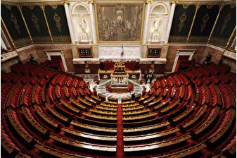 Fransa emeklilik reformunu askıya alırken ebeveynlere de 2 ay ek doğum izni verdi