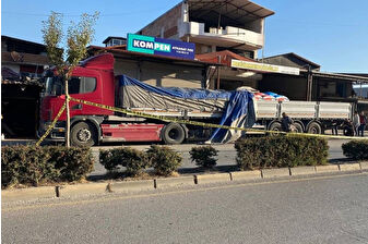 Manisa'da ekip aracının tıra çarptığı kazada 1 polis şehit oldu, 1 polis yaralandı