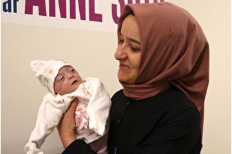 Yaşamaz denen parmak bebek 104 gün sonra anne kucağında