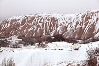 Kapadokya'da mevsimin ilk karı güzel görüntüler oluşturdu