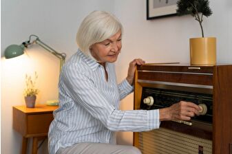 70 yaşından sonra düzenli müzik dinlemek ve enstrüman çalmak bunama riskini azaltıyor