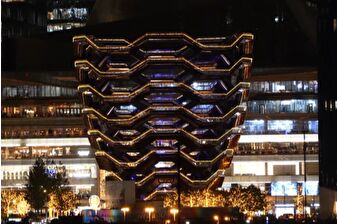 New York’ta ikonik yapı Vessel aydınlatıldı