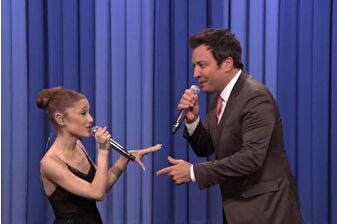 Ariana Grande, The Tonight Show'da Jimmy Fallon ile birlikte 'APT' şarkısını söyledi