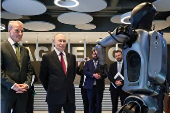 Rus yapımı insansı robot, Vladimir Putin'e dans gösterisi sundu