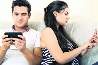 Telefona dalıp eşini ve çocuğunu ihmal etmek olarak tanımlanan Phubbing aile ilişkilerini zorlaştırıyor