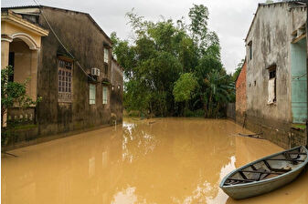 Vietnam’da şiddetli yağışların yol açtığı sellerde 55 kişi yaşamını yitirdi Endonezya’da toprak kaymalarında can kaybı 30’a yükseldi