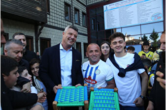 Fenerbahçe Kulübü Başkanı Sadettin Saran, baba Erdoğan'ın adını taşıyan lisede gençlerle buluştu