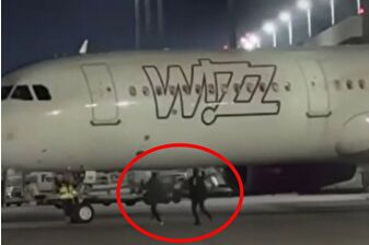 Köln'de havalimanında iki yolcu kaçırdıkları uçağı apronda el sallayarak durdurmaya çalıştı