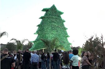 Lübnanlı Chaptini, dünyanın en büyük plastik sedir ağacıyla Guinness Rekorlar Kitabı'na girdi