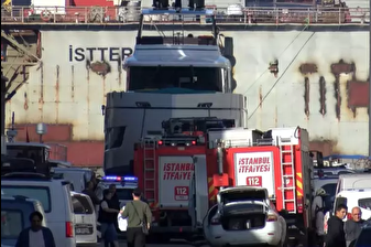Tuzla'da bir tersanede bulunan yatta çıkan yangın söndürüldü