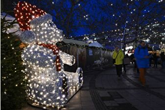 Berlin'de ışıklı dekorlarla süslenen geleneksel Noel pazarı kuruldu