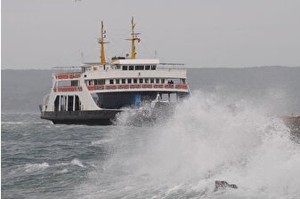 Çanakkale’de fırtına nedeniyle bazı feribot seferleri iptal edildi