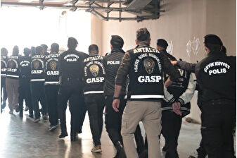 Sosyal medyada buluşma tuzağı kuran dolandırıcılık çetesi çökertildi