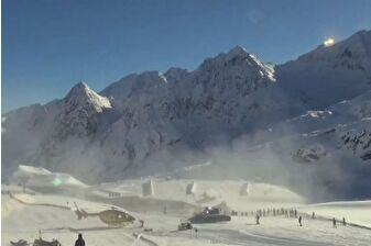 Avrupa'daki lüks kayak merkezinde çığ felaketi, kayakçılar için arama kurtarma çalışması başladı