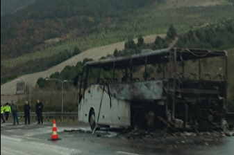 İstanbul-İzmir Otoyolu'nda yanan otobüs kullanılamaz hale geldi