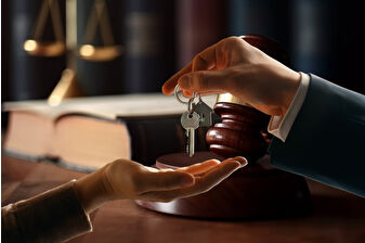 Yargıtay ihtiyaç nedeniyle açılan tahliye davasında kira sözleşmesi süresi dolmadan kiracının çıkarılamayacağına hükmederek emsal bir karara imza attı