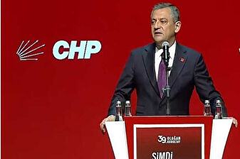 Özgür Özel, kurultayda Ekrem İmamoğlu ve Mansur Yavaş’ın fotoğraflarıyla ‘Doğru duvar yıkılmaz’ pankartı önünde partililere mesaj verdi