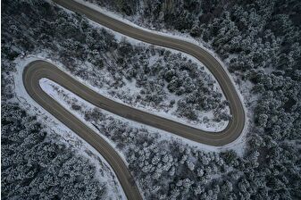 Uludağ'ın beyaza bürünen kıvrımlı yolları eşsiz manzara oluşturdu