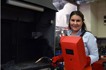 Devrim otomobilinin mühendisi Halil Kaya Gedik’in kızı Hülya Gedik aile mirasını dünyaya taşıyor