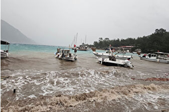 Bodrum’da sağanak yağış hayatı felç etti, araçlar sular altında kaldı, balıkçı barınağında sandallar battı