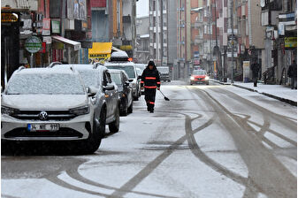 Kars ve Ardahan'da gece boyu etkin olan yağışın ardından yollar karla kaplandı
