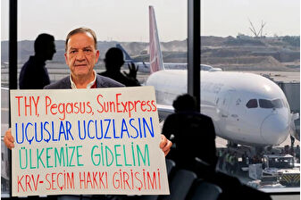 Avrupalı Türkler'den uçak bileti fiyatlarına tepki pankartlı protestoyu doğurdu