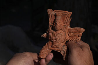 Efes Antik Kenti'nde Mısır tanrısı Serapis tasvirli tütsü kabı bulundu