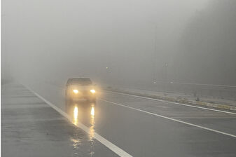 Bolu Dağı’nda etkili olan sis ve sağanak nedeniyle D-100’de görüş mesafesi 30 metreye kadar düştü