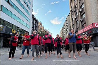 İzmir Büyükşehir Belediyesi iştiraklerinde maaşların eksik yatırılması üzerine işçiler çıplak ayakla yürüyüş yaparak iş bıraktı
