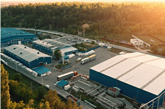 KOBİ’lerin yatırım yapamadığını vurgulayan TÜRKONFED Başkanı TOKİ’nin konutta olduğu gibi sanayi için de fabrika üretmesi gerektiğini söyledi