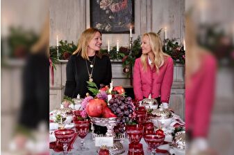 Caroline Koç'tan kurucusu olduğu marka için Bettina Machler'le poz verdi