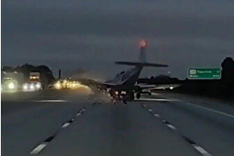 Florida’da otoyola acil iniş yapmaya çalışan uçağın otomobile çarpması paniğe yol açtı
