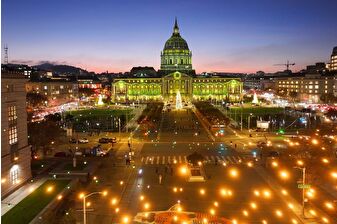 San Francisco Belediye Binası, festival Glow SF kapsamında ışıklandırıldı