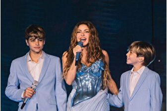 Shakira sahneye oğullarıyla çıktı