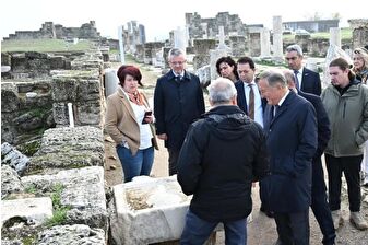 Bülent Eczacıbaşı, iş insanlarıyla birlikte Denizli'deki Laodikeia Antik Kenti'ni gezdi