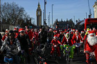 Londra’da binlerce Noel Baba bisikletleriyle şehri turladı