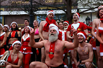 Yarı çıplak Noel Babalar Budapeşte sokaklarında insani yardım kuruluşlarına farkındalık oluşturmak için koştu