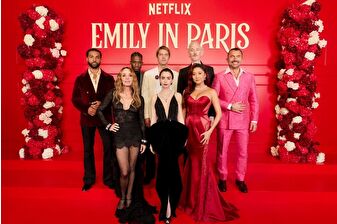 Emily in Paris galasında şıklık yarışı