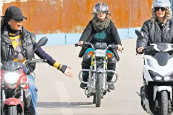 İran’da kadın motosiklet sürücüleri yasal belirsizlik ve toplumsal baskılara rağmen çoğalıyor