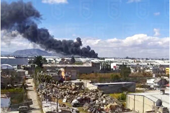 Meksika’nın başkenti Meksiko'da 10 kişiyi taşıyan uçak mahalleye düştü