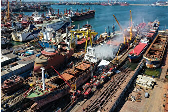 Tuzla Tersaneler Caddesi'nde gemi yangını