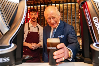 Kral Charles, kanser tedavisi gördüğünü açıklamasının ardından ilk kez halkın önüne çıktı; birasını içip vatandaşların Noel'ini kutladı