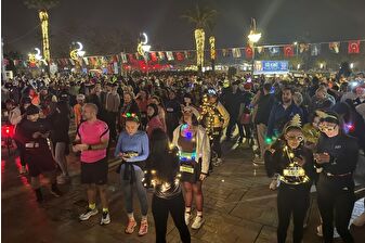 İzmir'de 6,5 kilometrelik parkur ile en uzun gece koşusu düzenlendi
