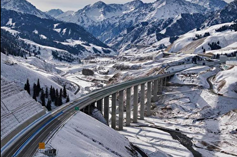 Çin, dünyanın en uzun karayolu tünelini içeren otoyolu kullanıma açtı