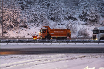 Anadolu Otoyolu ile D-100 Bolu Dağı geçişinde kar etkili oluyor